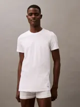 Pack de tres remeras blancas de algodón de cuello redondo con logo bordado en el dobladillo.