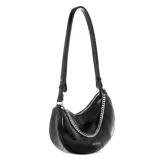 Cartera Guess modelo Amy's Convertible Crossbody, color negro charol, con correa convertible de cadena y ecocuero.