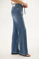 Pantalón de jean acampanado de tiro alto, color azul, con cintura desflecada y lazo ajustable.