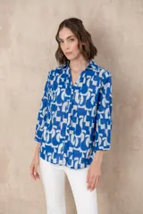 Camisa de viscosa con estampado abstracto en tonos azules y blancos, de manga larga y corte suelto.