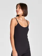 Musculosa rosa de breteles finos y corte ajustado.