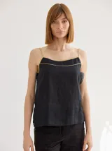 Musculosa color crudo de lino con breteles finos y detalles con vivos en el escote.