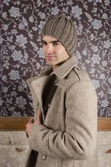 Saco marrón de lana con solapa, doble abotonadura, bolsillos, canesú y charreteras.