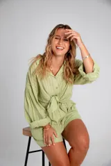 Conjunto verde claro con camisa de manga larga abotonada y short.