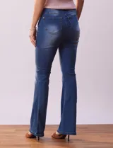 Jean bootcut de tiro alto, pierna recta y terminación bootcut. Pretina con pasadores, botón y cierre. Delantera y trasera con bolsillos.