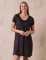 Camisón corto de tejido suave con estampado floral en tonos celeste y azul. Tiene mangas cortas, escote redondo con ribete gris y detalle plisado en el delantero.