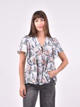 Blusa estampada con cuello en V y mangas cortas con volados.