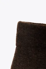 Minifalda marrón de tiro alto con cintura elástica y corte ajustado.
