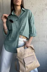 Camisa verde agua con detalles de encaje en el frente y mangas 3/4. Corte holgado y cuello clásico.