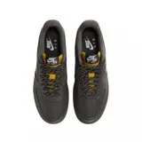 Championes Nike Air Force 1 07 LV8, color negro con detalles en marrón y suela amarilla.