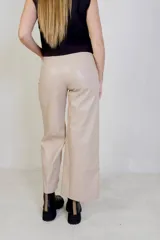 Pantalón wide leg de cuero sintético color beige.