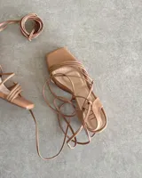 Sandalias negras con tiras finas y taco aguja de 9 cm.