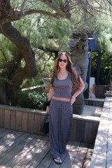 Pollera larga de viscosa con estampado de lunares blancos sobre fondo negro.