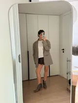 Bota texana de caña baja color marrón con efecto vintage, confeccionada en cuero vacuno y forrada en cuero. Tiene taco de 5cm y cierre lateral.
