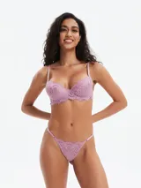 Tanga de encaje color rosa viejo.