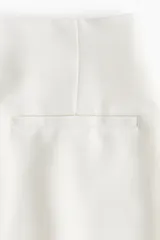 Short pollera cruzado mini de tiro alto con cierre oculto y corchete en un lateral, y bolsillo insertado decorativo atrás.