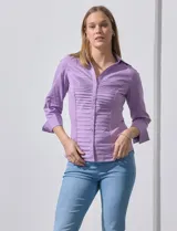 Camisa blanca de algodón marca Zac & Rachel, con cuello con solapa, abertura central con botones, delantera tableada y laterales elastizados.