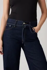 Pantalón de jean de tiro alto, corte recto y color azul oscuro.