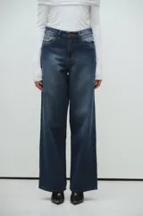 Pantalón de jeans azul oscuro, corte wide leg, tiro medio, calce extra relaxed y pierna ancha.