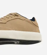 Championes casuales de hombre, color beige, confeccionados en gamuza sostenible, con punta redonda, cierre con cordones y suela vulcanizada. Interior forrado en poliéster.