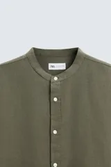 Camisa color beige claro de lino y algodón, corte relaxed fit, cuello mao, manga larga con puños abotonados y cierre frontal con botones. Marca Zara.