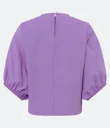 Blusa de laise color lila con mangas cortas abullonadas, cuello redondo y textura cutout.