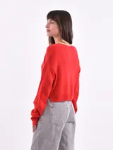 Sweater rojo de tejido de punto fino con escote en V.