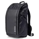 Mochila negra de 25 litros, fabricada con ripstop resistente al agua y panel frontal impermeable. Cuenta con sistema de cierre Slide-Lock para acoplar módulos, apertura principal en forma de U, bolsillo superior externo, compartimento acolchado para laptop, correas de hombro contorneadas y acolchadas, correa de esternón ajustable, correa de cintura plegable, bolsillo oculto para pasaporte y AirTag, y bolsillos laterales de malla. Incluye el logo de la marca Roark en blanco.