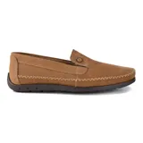 Zapato mocasín de cuero marrón con diseño abierto y suela de caucho antideslizante.