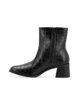 Bota de caña media color marrón con estampado croco, taco cuadrado y punta cuadrada.