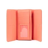 Billetera naranja de símil cuero con cierre de solapa y herrajes plateados. Cuenta con 10 compartimentos y un bolsillo interno con cierre.