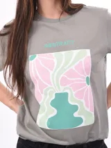 Remera negra de algodón con cuello redondo y mangas cortas. Estampado frontal con la frase "World Tour Vacation State of Mind" en letras de colores y un pequeño dibujo de una palmera.