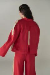 Chaqueta corta roja con mangas ranglán y cuello smoking.