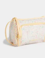 Portacosméticos estampado con bolsillo frontal y correa lateral. Tiene tag de cuerina y forro interior.
