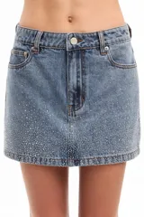 Minifalda de denim negro con calce ajustado y strass plateado.