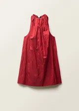 Vestido corto rojo con cuello halter fruncido y espalda descubierta.