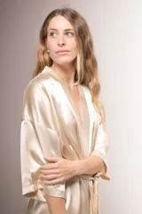 Bata corta color champagne de satén con mangas 3/4 y lazo para atar a la cintura.