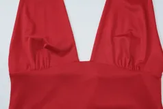 Top fucsia con escote halter y lazos largos para atar al cuello.