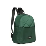 Mochila pequeña de poliéster color verde oscuro, con diseño acolchado en la parte superior y acanalado en la inferior. Tiene correas negras ajustables, cierre superior con doble cremallera y asa de mano.