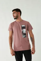 Remera de manga corta color gris claro con cuello redondo y estampado de tres fotos en blanco y negro en el frente.