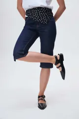 Ballerinas de cuero color marrón con punta fina y dos tiras con hebillas.