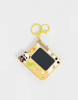 Llavero con forma de pizarra con diseño de panda, sol, arcoíris y bambú. Incluye un lápiz para escribir en la pizarra.