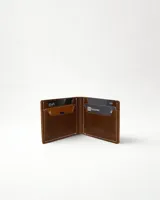 Billetera marrón de cuero con costuras blancas.