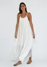 Vestido largo color celeste, de corte amplio y breteles finos.