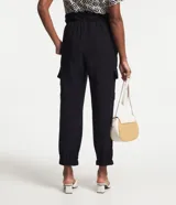 Pantalón jogger negro de viscosa con cintura elástica y bolsillos cargo laterales.