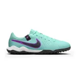Calzado para fútbol en tonos rosa pastel con diseño de Swoosh metalizado, ideal para superficies sintéticas de pasto corto.