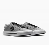 Championes urbanos Converse One Star, color gris con detalles en negro y suela blanca.