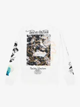 Remera manga larga blanca con estampa en el frente y en las mangas.