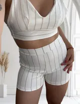 Conjunto de top y short color blanco con rayas verticales color beige. El top es corto con escote en V y breteles anchos. El short es ajustado al cuerpo.