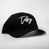 Gorra negra con logo bordado en blanco.
